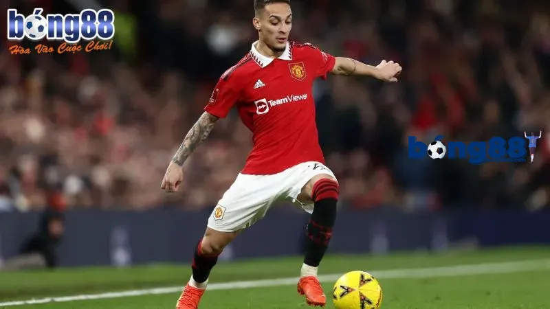 LW là vị trí nào trong đội bóng và vai trò quan trọng của LW Tiền đạo cánh trái rê bóng vượt hậu vệ đối thủ